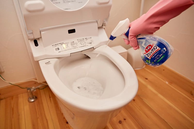 トイレ掃除・手順1：トイレ用中性洗剤をスプレーする