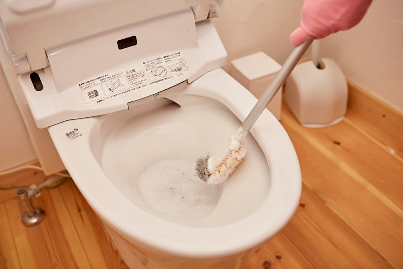 トイレ掃除・手順2：トイレ用ブラシでこする