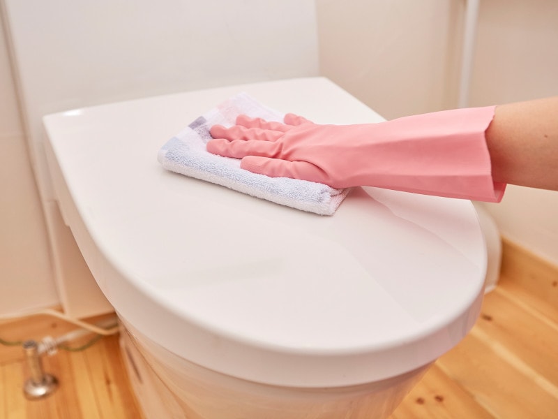 トイレ掃除・手順3:フタや便座を、上から下に向かって拭く