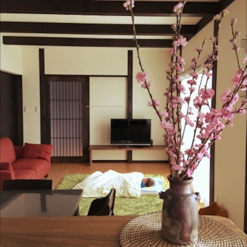 和モダンなインテリア実例:こげ茶の柱、梁、白い壁のコントラストがきれいな和モダン(出典:Roomclip「部屋全体/格子/和モダン/おひるね/花のある暮らしのインテリア実例 - marc.sarcの部屋 -」より)