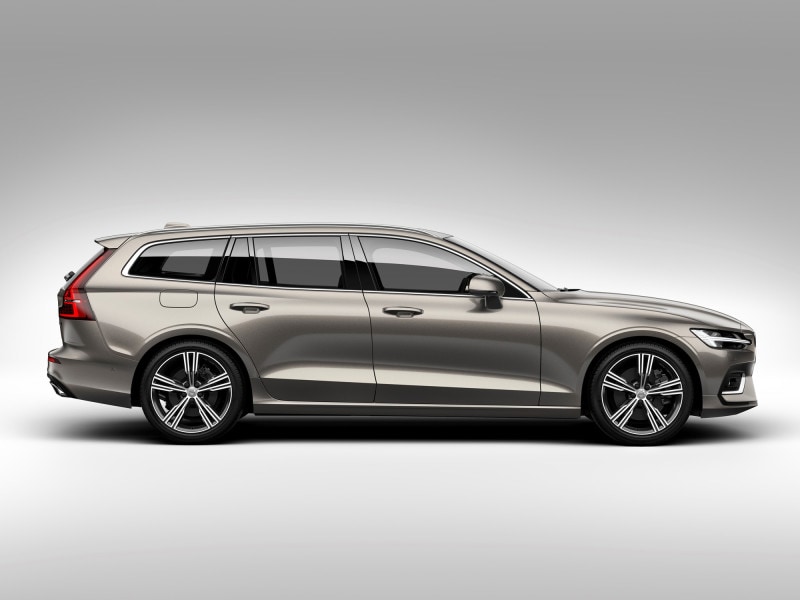 ボルボ『V60』。日本市場に合わせて全幅は1850mmに、全長を先代より125mm拡大、全高は45mm低く下げた