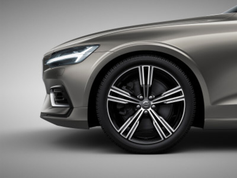 ボルボ『V60』。Inscriptionは18インチの10マルチスポーク アルミホイールが、Momentumは17インチの5ダブルスポーク アルミホイールが標準装備される(写真はInscriptionのオプションで5マルチスポーク)