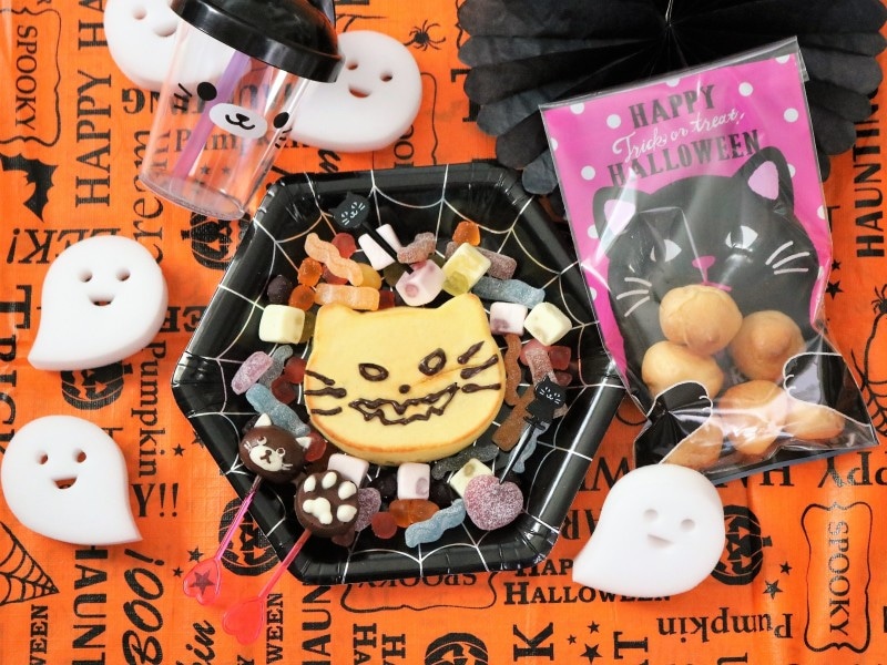 ハロウィンパーティーのスイーツは黒猫のパンケーキとチョコレート。