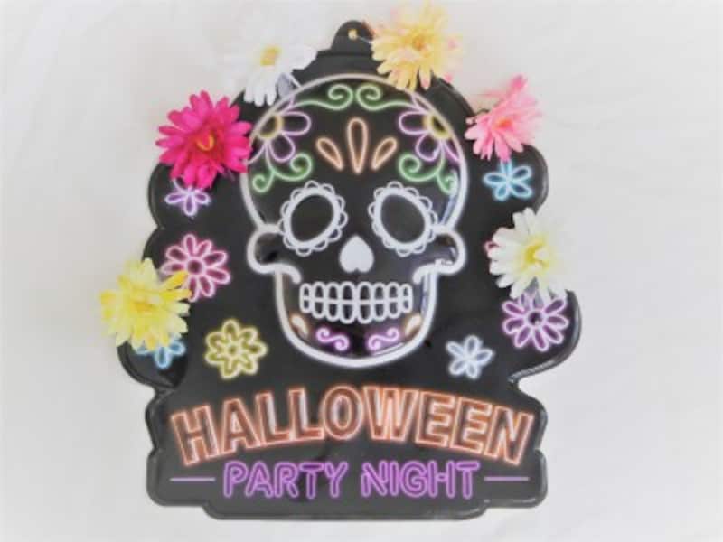 シュガースカルの周りにカラフルな造花を飾ったメキシカンハロウィン。