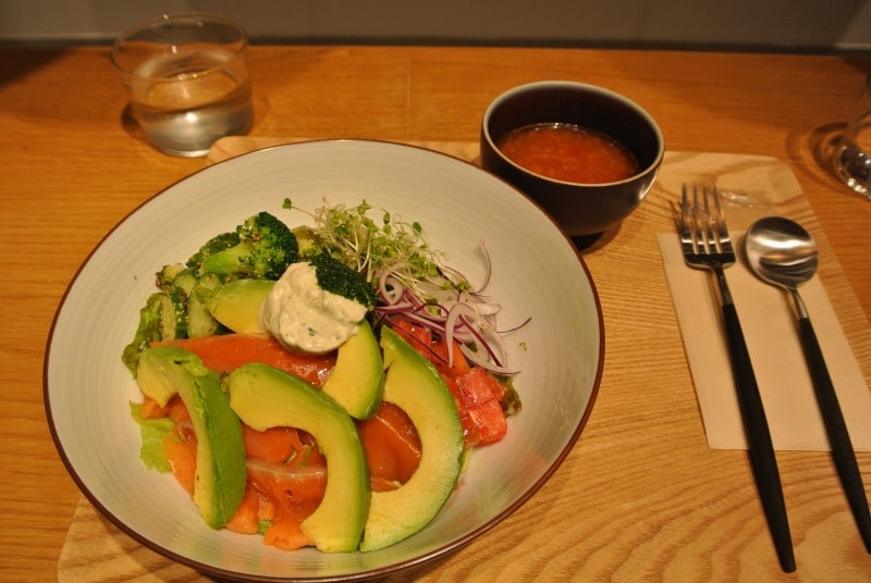 自家製スモークサーモンの「フィッシュベジタブル」。下はご飯かパスタのいずれかを選べる