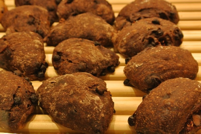 もっちりしたカカオ生地にチョコレートを練り込んだ「ショコラ」（左）と季節限定フランボワーズジャムも合わせた「ショコラペパン」（右）