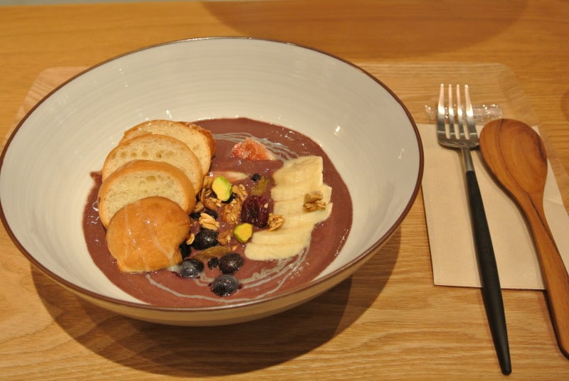 スペシャリテのブリオッシュを入れたアサイーフルーツボール