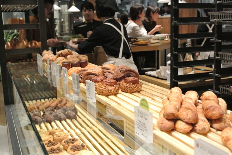 売り場と厨房の間がイートインコーナー