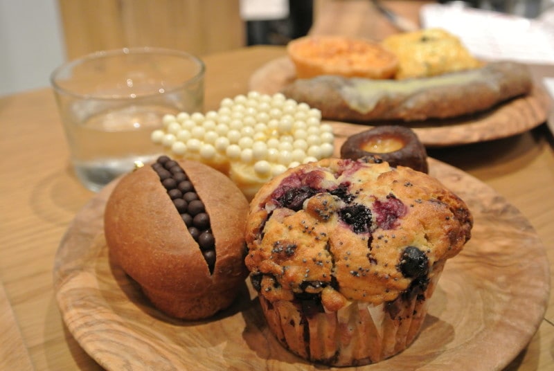 奥から時計まわりに、レモンミルクフランス、カヌレ、マフィン、クロッカンショコラ