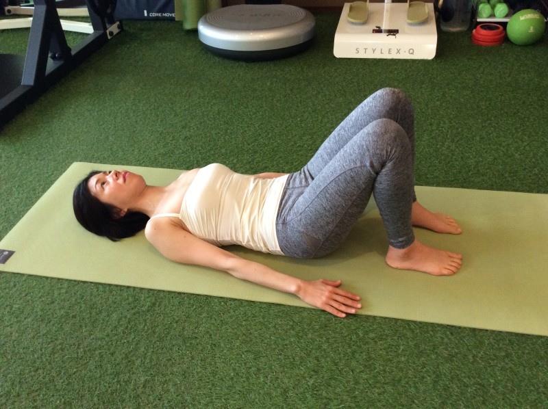 3. 再びお尻を床へ戻します。2秒かけてゆっくり戻してきましょう。