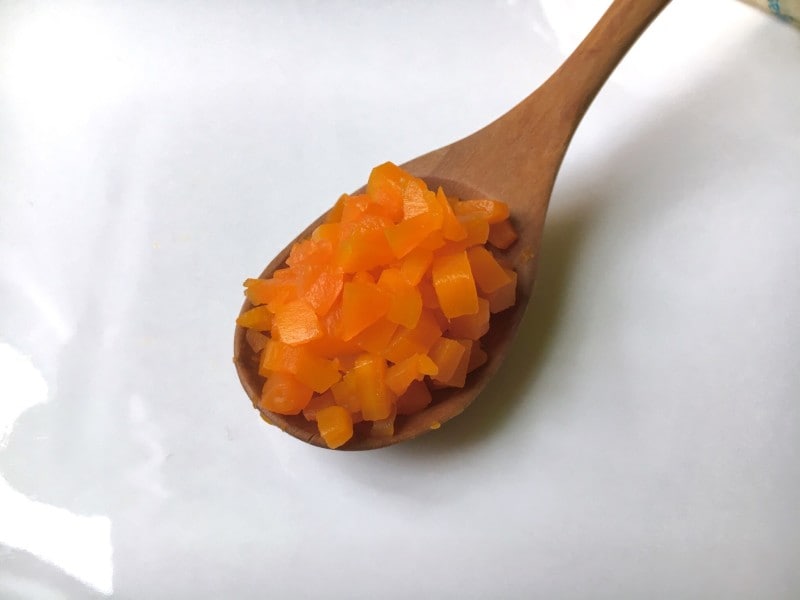 にんじんのみじん切りも離乳食が進むにつれて粗めに