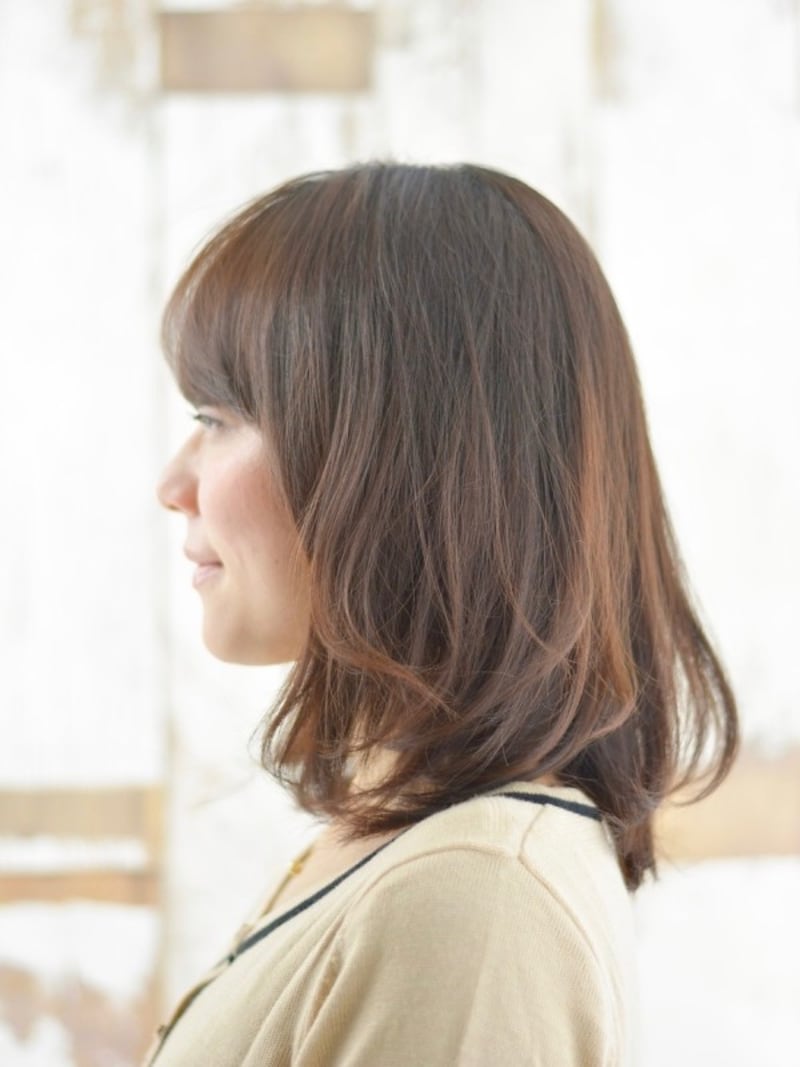 斜め前髪が色っぽい！大人のシンプルボブヘアスタイル