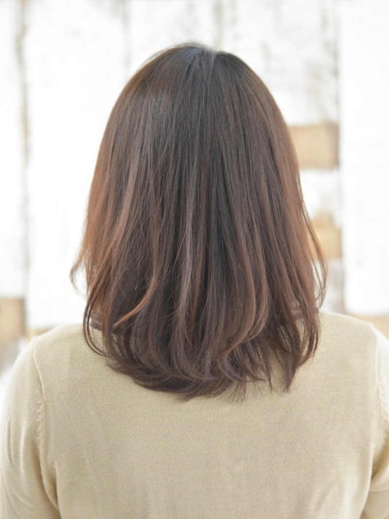 斜め前髪が色っぽい！大人のシンプルボブヘアスタイル