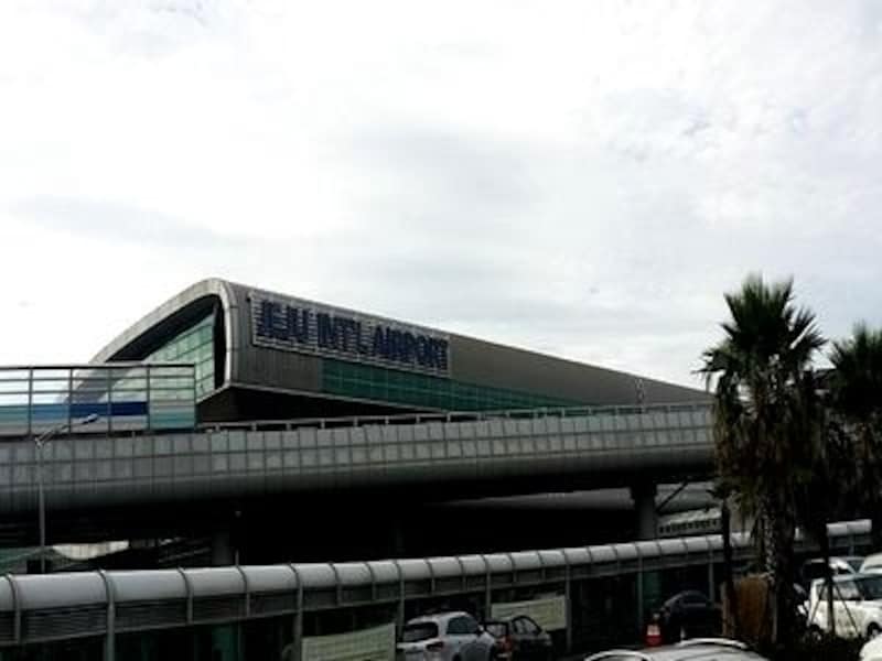 南国チックな雰囲気ある空港。 レンタカーは以前は空港駐車場からレンタルできましたが、現在は空港外の指定の場所での受け渡しとなっています