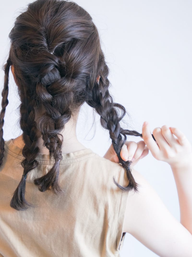 両サイドの毛束をねじり合わせる