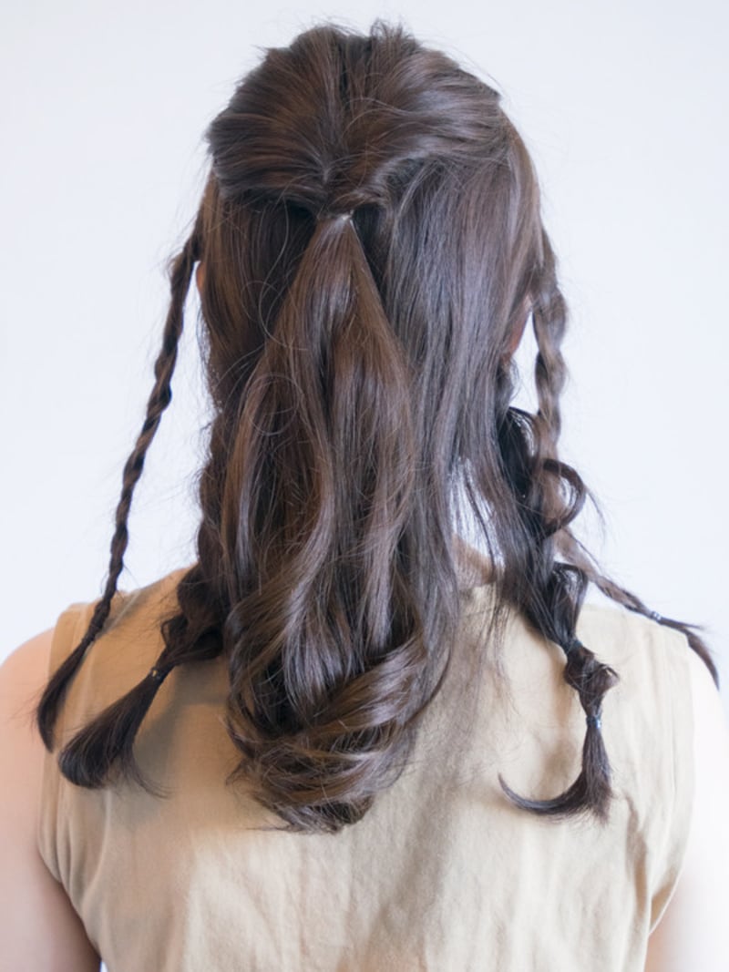 くるりんぱした後にトップを指で引っ張り、自然な丸みを出す