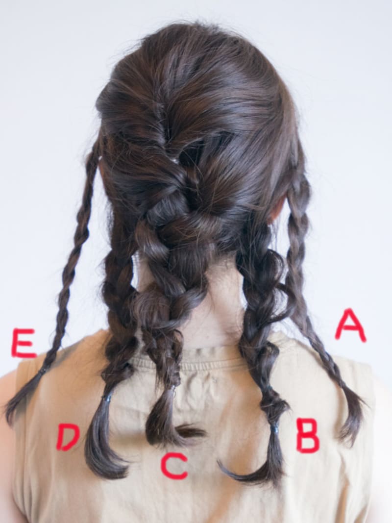 三つ編みした毛束が5つできる