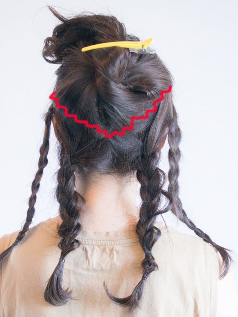 ハチ部分からV字になるように分け、下段の髪を三つ編みにする