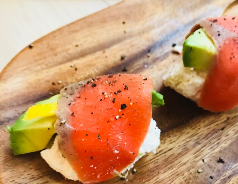 チーズとアボカドをスモークサーモンでくるっと巻くだけ。