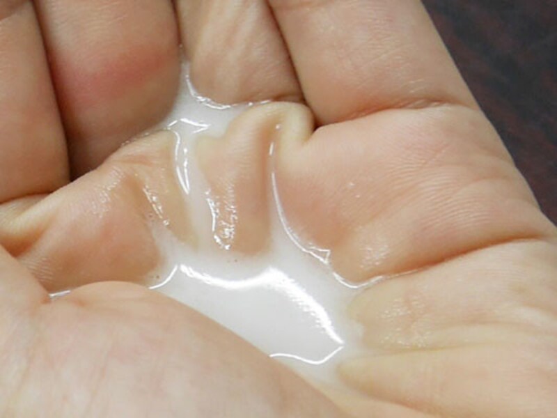 スプレーするとサラサラとした乳白色のオイルが出てくる