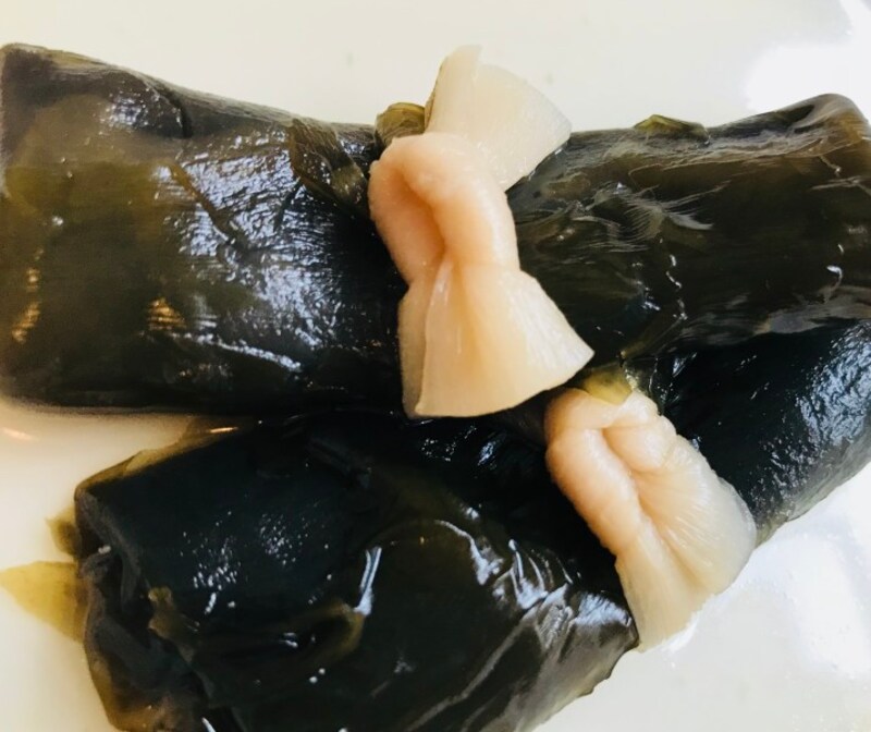 「昆布巻」という名前で発売されている。90円（税込）/個）