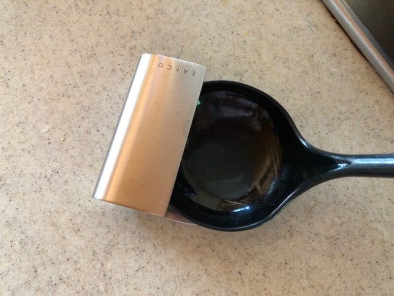 お玉をひっかけることで立てる仕組み