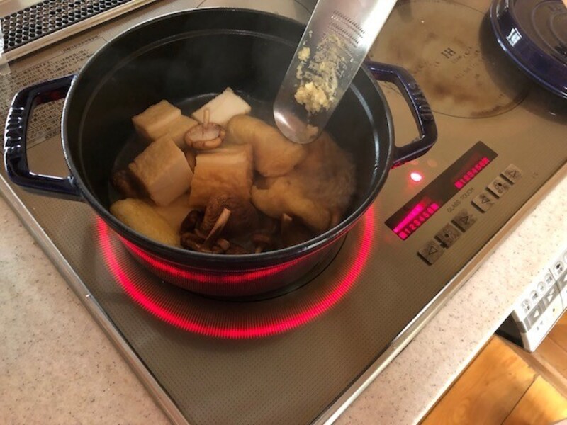 おろし金ごと鍋に入れてしまう