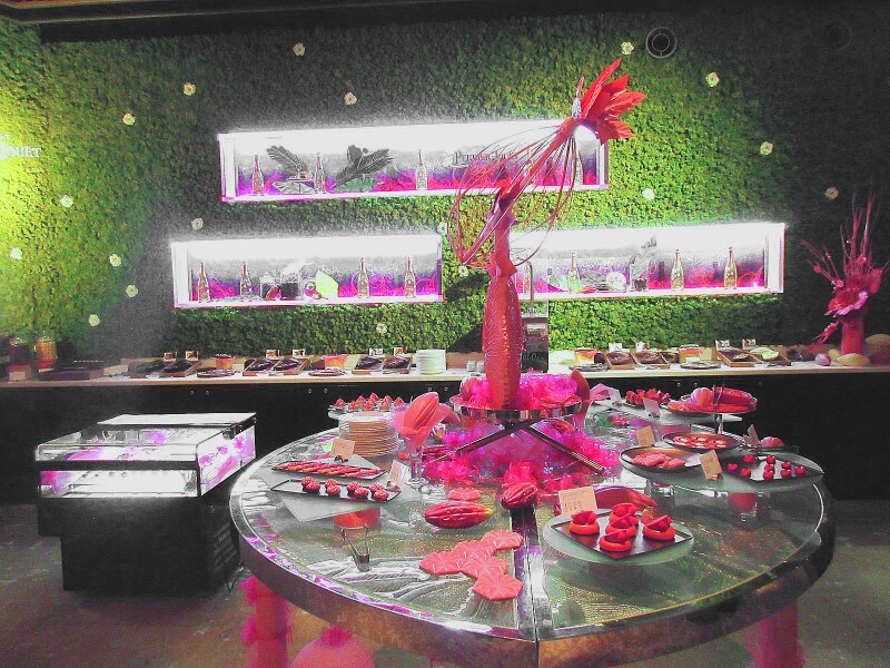 ANAインターコンチネンタルホテル東京 ルビーチョコレートのブッフェ台、チョコレート食べ比べのブッフェ台