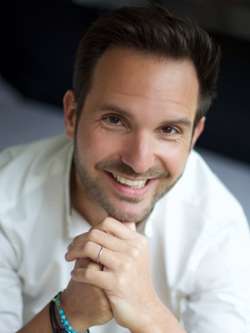 フランス国内外で注目されるパティシエ、クリストフ・ミシャラク氏