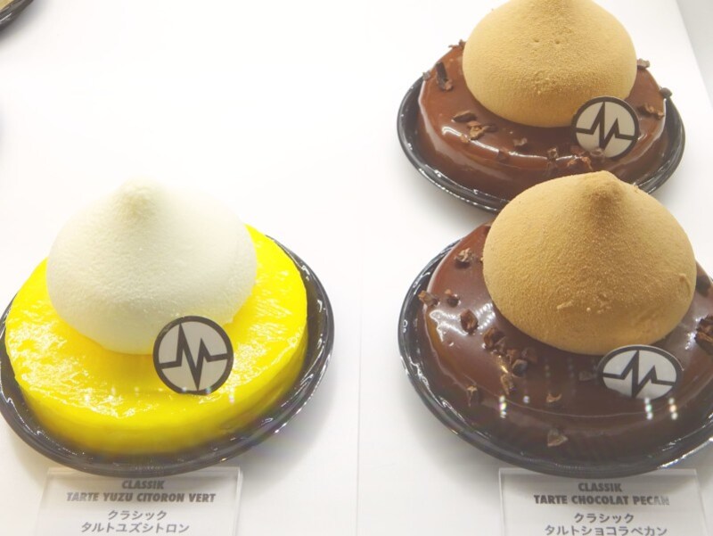 「ミシャラク 表参道」の「タルトユズシトロン」（税別750円）と「タルトショコラペカン」（税別800円）