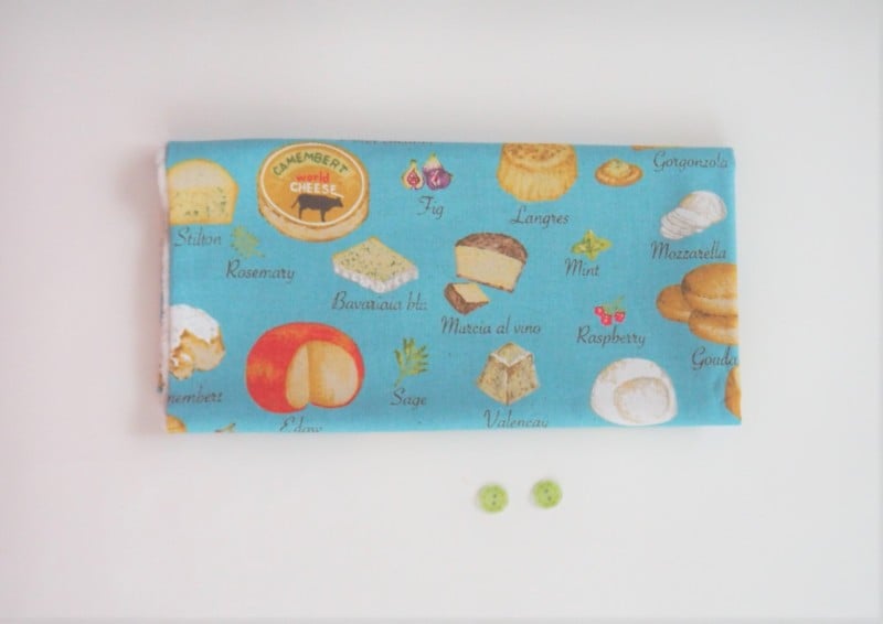 簡単・手作り子供エプロンに必要な材料…生地とボタン（あれば）だけ！