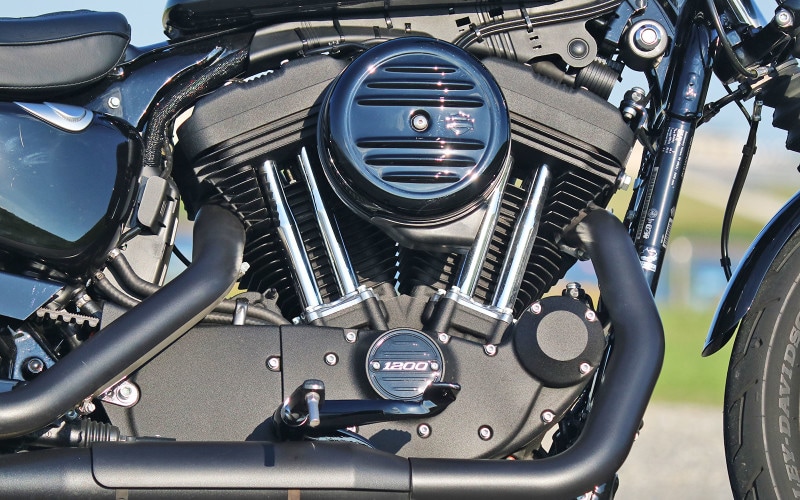 真っ黒に仕上げられた空冷Vツインエンジン「エボリューション」(排気量1,202cc)を搭載するアイアン1200。