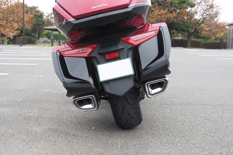 ゴールドウイングの左右ウインカーはストップランプも内蔵しており、パニアケースと一体化している