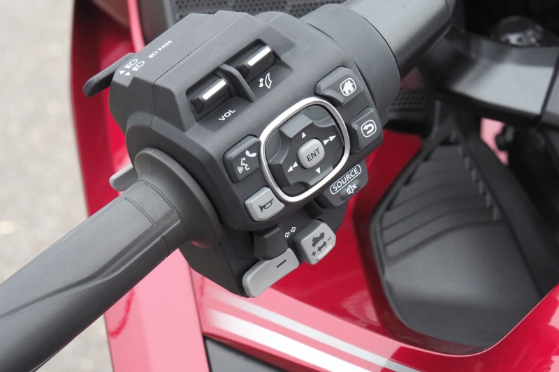 ウォーキングモードの制御は左ハンドルスイッチで行う。