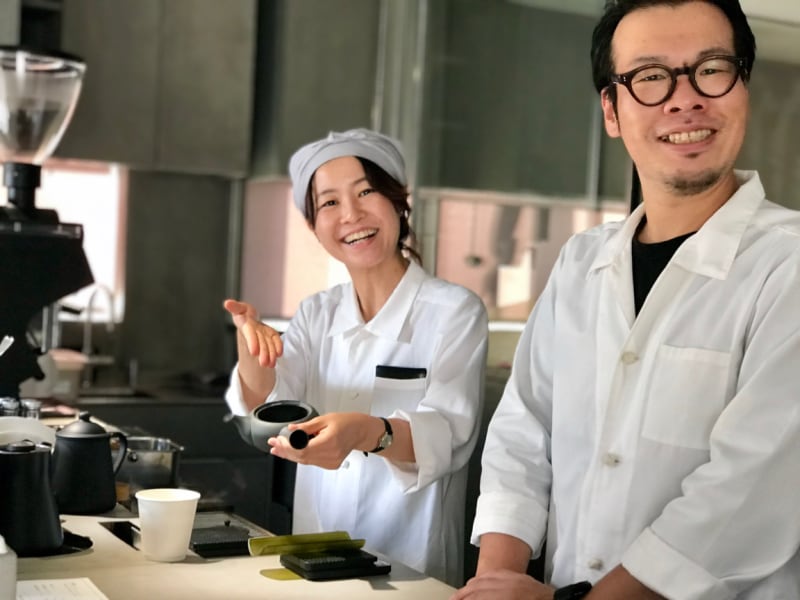 専任のバリスタの山口さん(左)と島田さん(右)。店頭でスイーツに合うお茶をセレクトしてくれます。