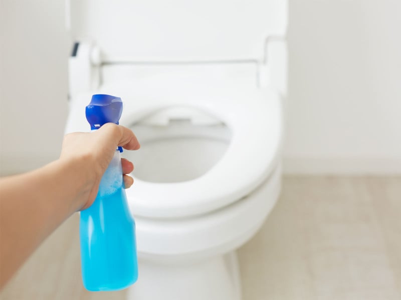 トイレ掃除の手順3:最後にトイレ周りの壁や床を拭きます。臭いが気になるときは洗剤を使うのがおすすめ