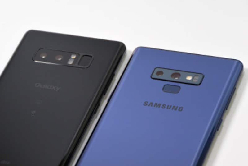 「Galaxy S9+」では２つのレンズが縦に並んでいましたが、「Galaxy Note 9」では前モデル同様レンズは横並び。ただし指紋センサーの位置は、カメラから少し離れた場所に移動しています。「Galaxy Note 8」（左）では、指紋センサーに触れようとしてカメラに指紋がべったり……ということもよくありましたが、「Galaxy Note 9」(右）ではそのあたりが多少使いやすくなった印象です。