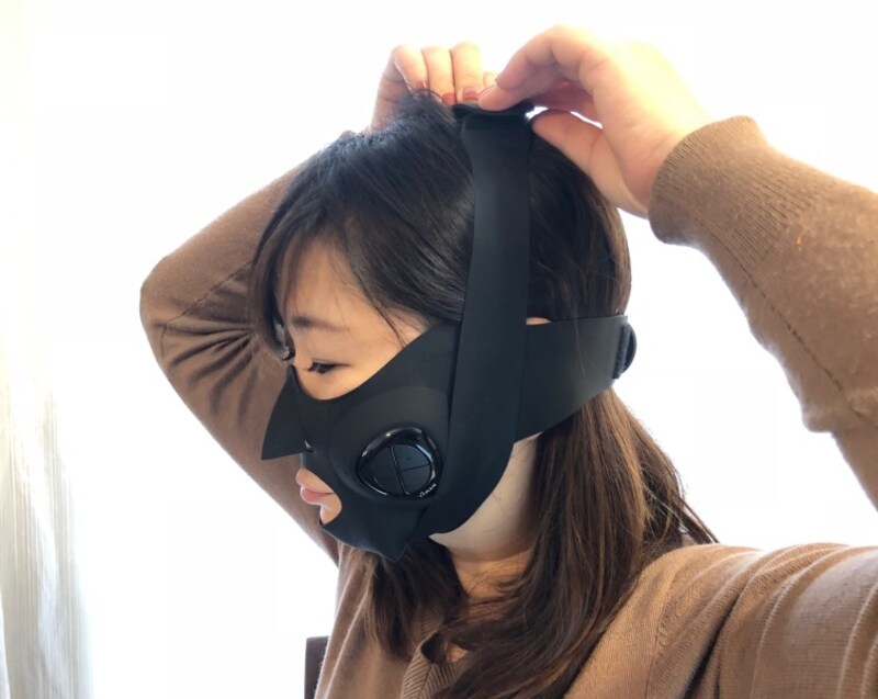 まずサイドの固定バンドを頭の後ろで留め、下部の固定バンドをアゴのラインに沿って頭頂部まで引き上げて留めれば、しっかり固定されます