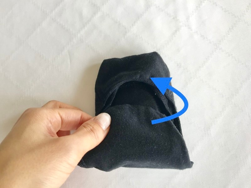 かかと部分をつま先部分に折り込む