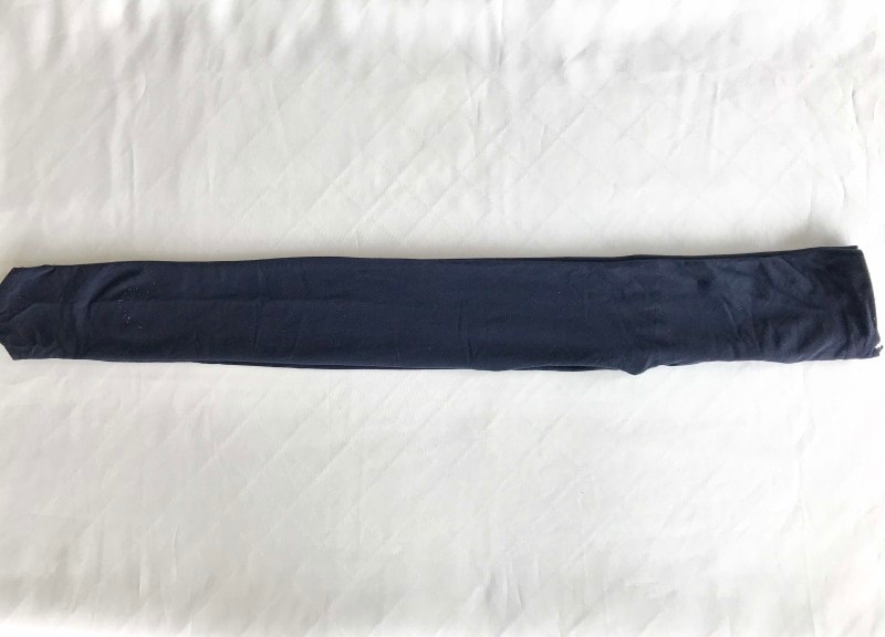 左右を半分に折り重ねる