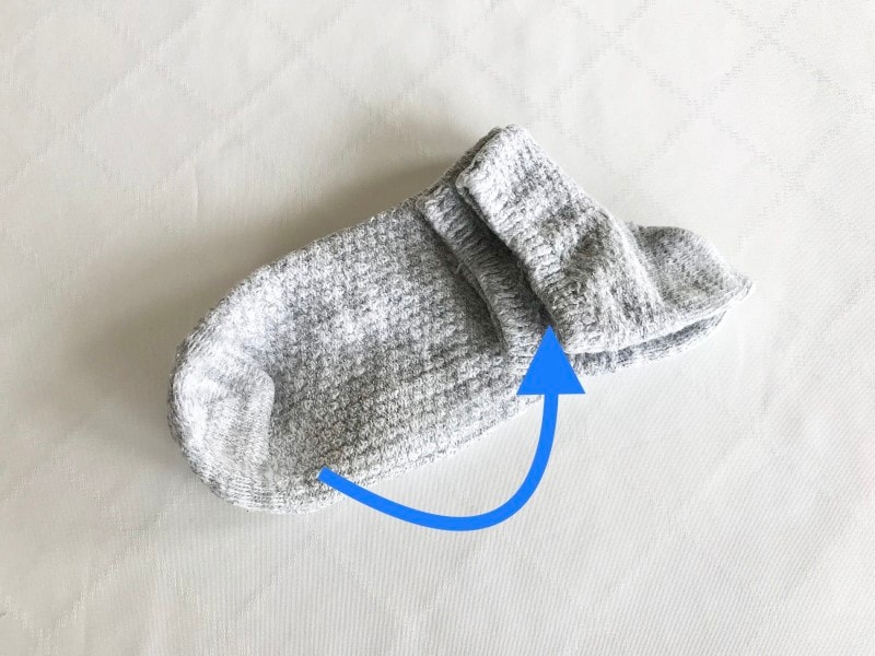 ゴム口部分につま先を入れ込む