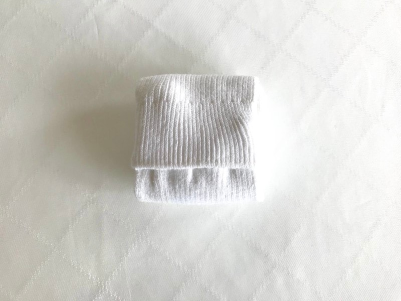 コンパクトに四角くたためた靴下