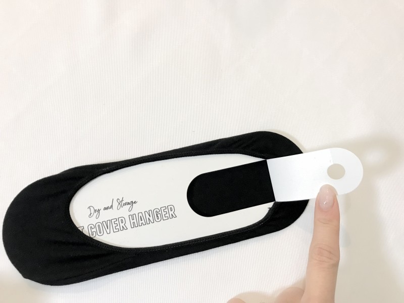 切れ込みと穴があり、ハンガーに引っ掛ける事ができる