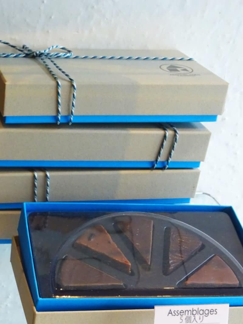 ボンボンショコラには、アソート「アッサンブラージュ」5個入（税別1,500円）、10個入（税別3,000円）もある