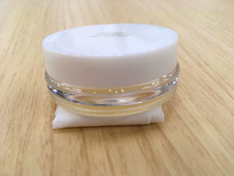 被写体のしたにティッシュやコインなどを入れて、角度を調整すると反射を防げます