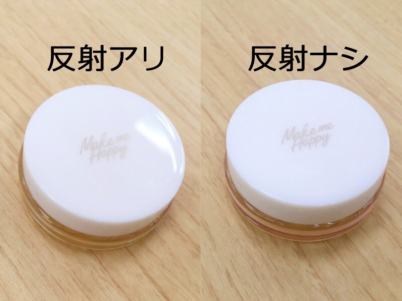 対策をしないと、光が反射する(左),角度の調整をすることでツヤのあるパッケージでも反射せずに撮れる(右)