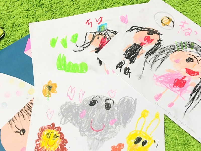 子供の作品はどうすればいいか、迷うママは多いです