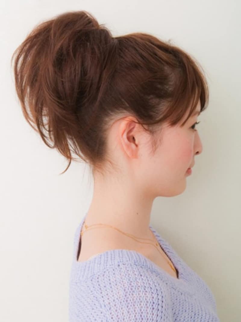 高い位置でのポニーテールは頭の形をきれいに見せてくれます