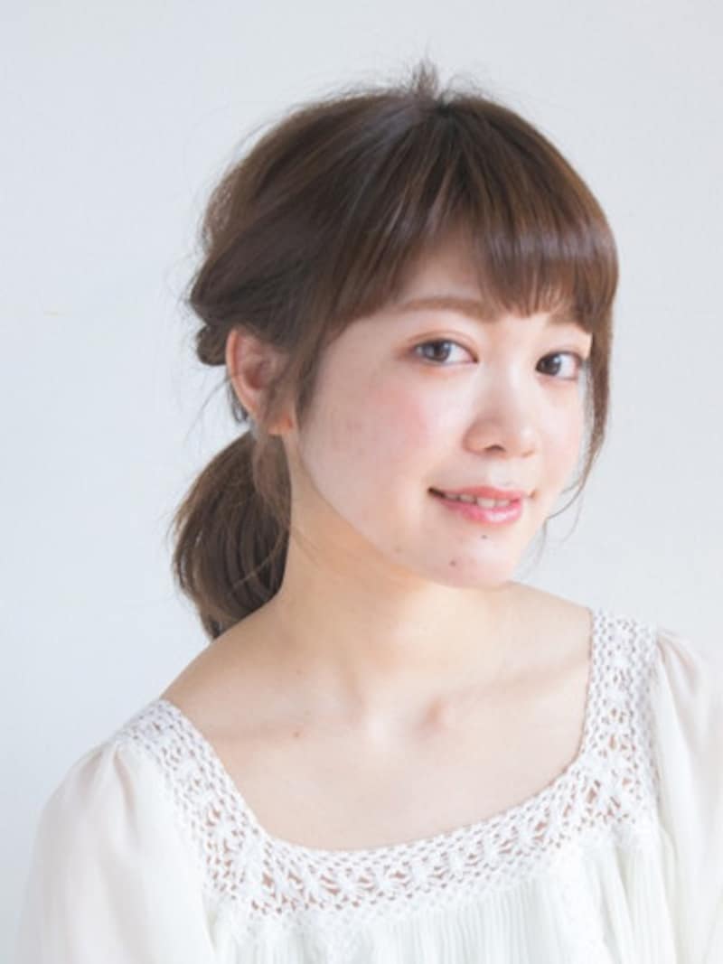 ポニーテールはトップにボリュームがでるように崩すと、より可愛くなる