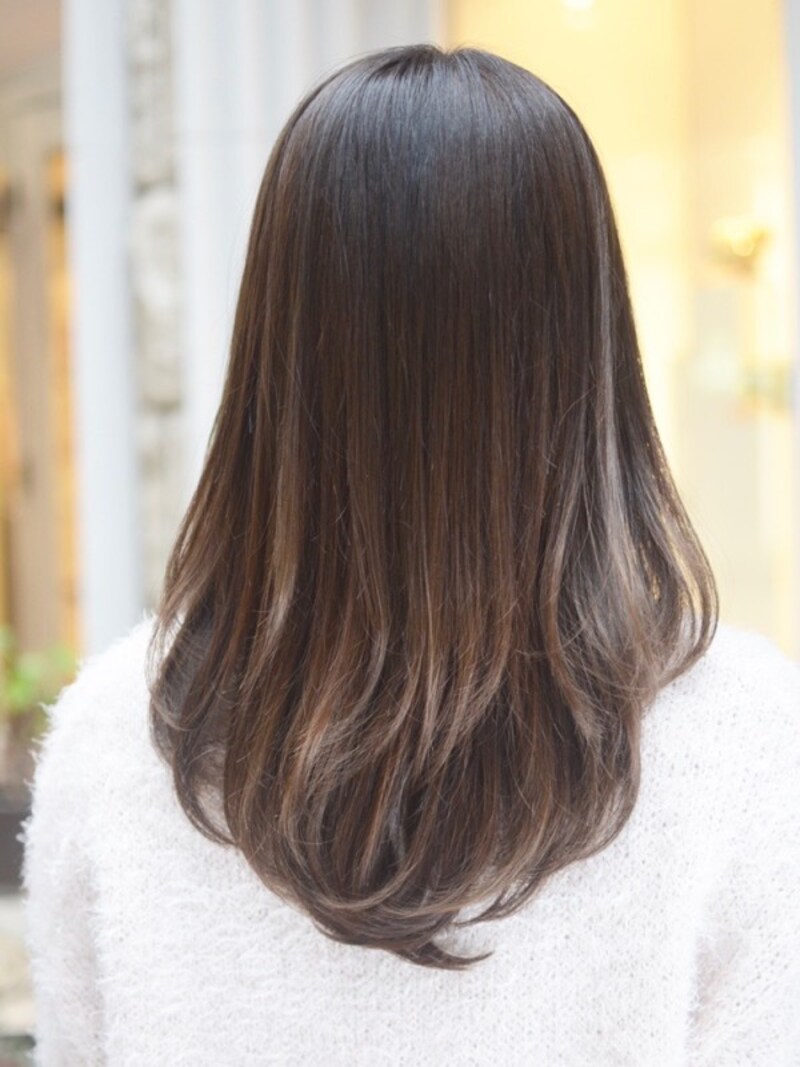 毛先は大きめのコテでゆるめにワンカールをかける